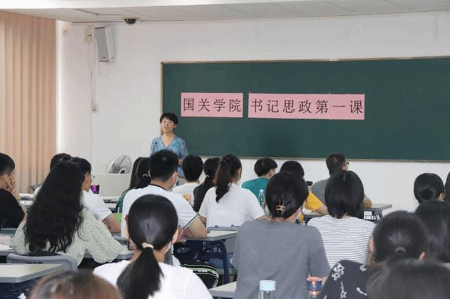 一群人在台上演讲描述已自动生成