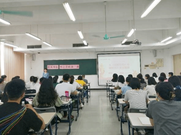 许多人在餐厅里描述已自动生成